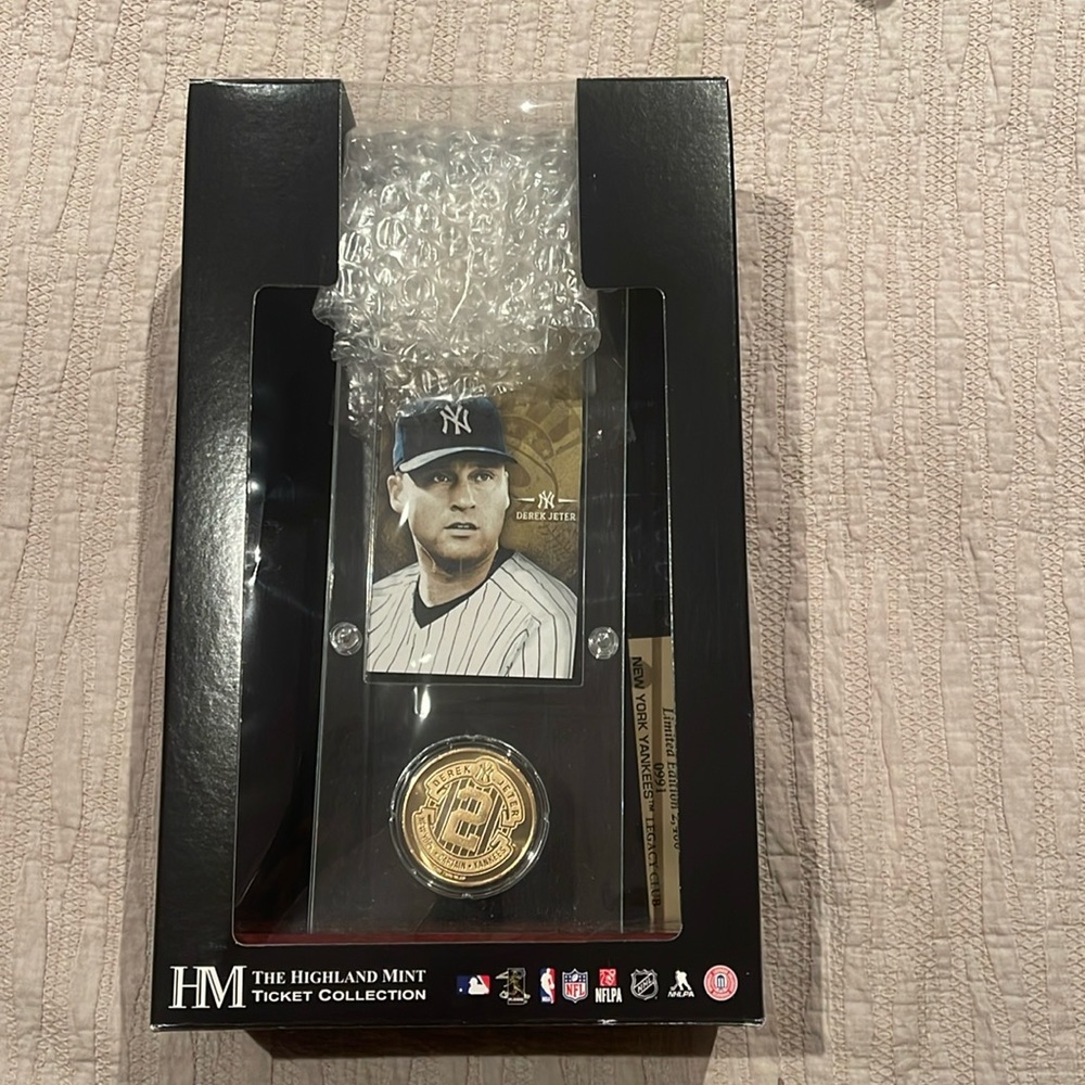 * NEW* UNOPENED* Derek Jeter Highland Mint